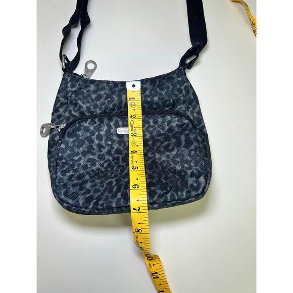 Baggallini Joey Bagg Nylon Crossbody Black and Grey Cheetah Print Small‎ - Picture 5 of 10